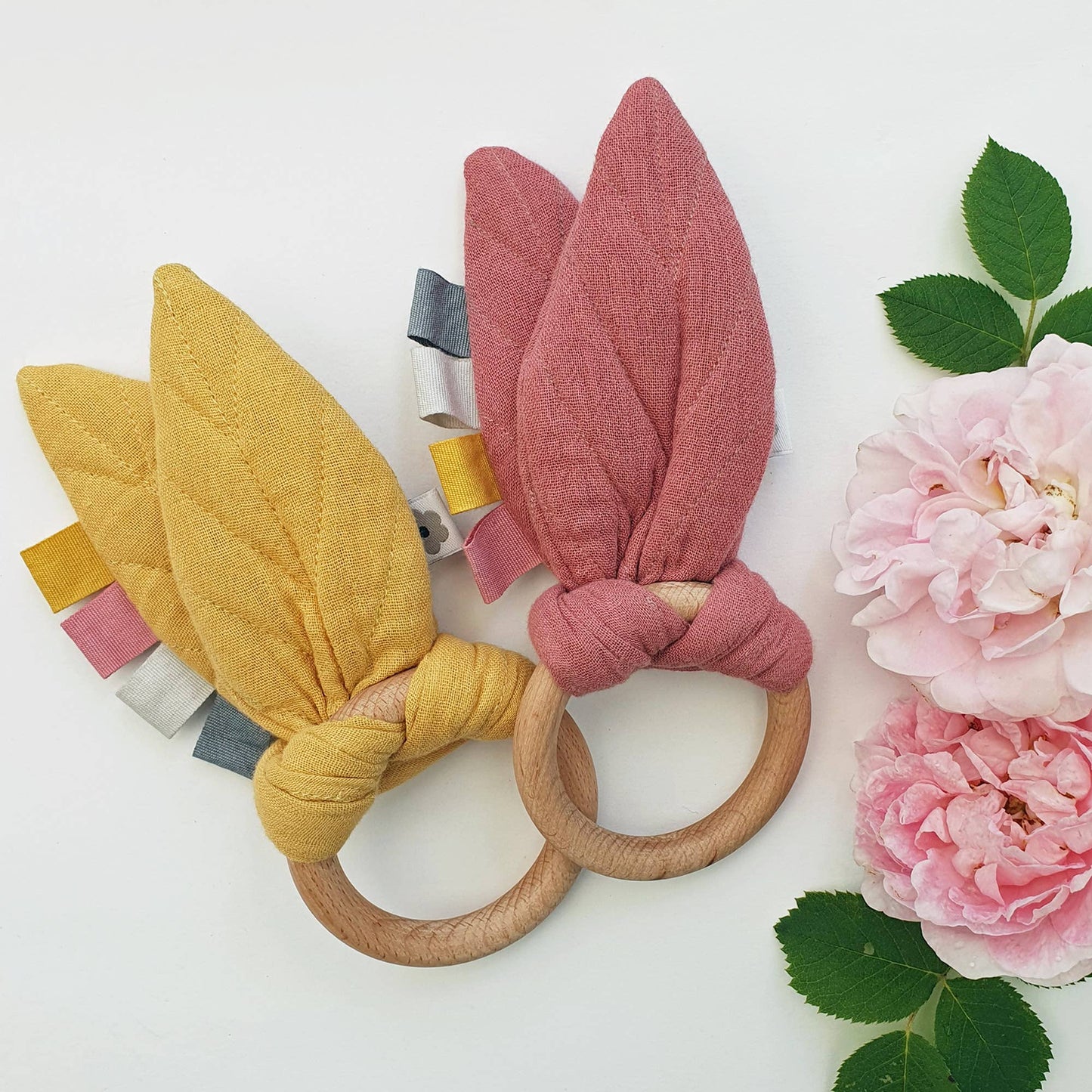 Summerville organic Organiska Crinkle Toy Leaves Ochre