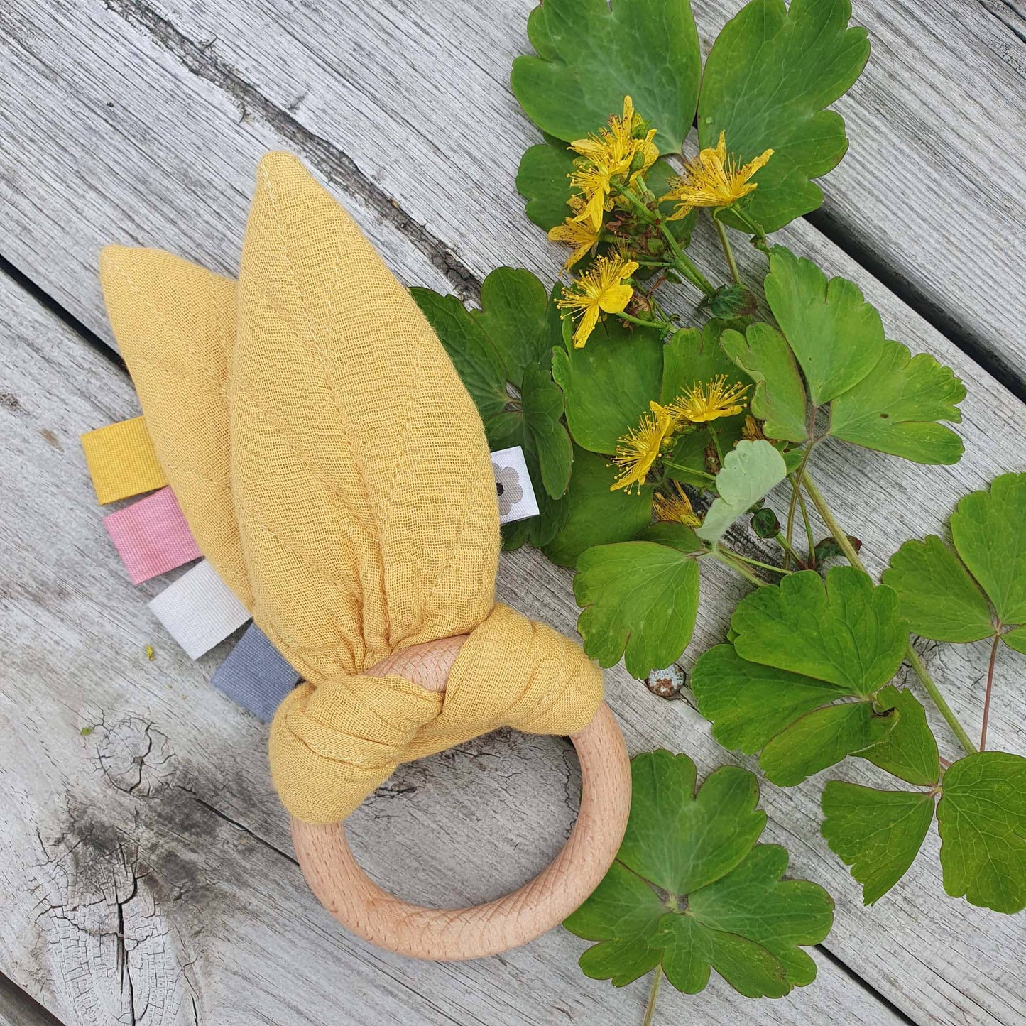 Summerville organic Organiska Crinkle Toy Leaves Ochre