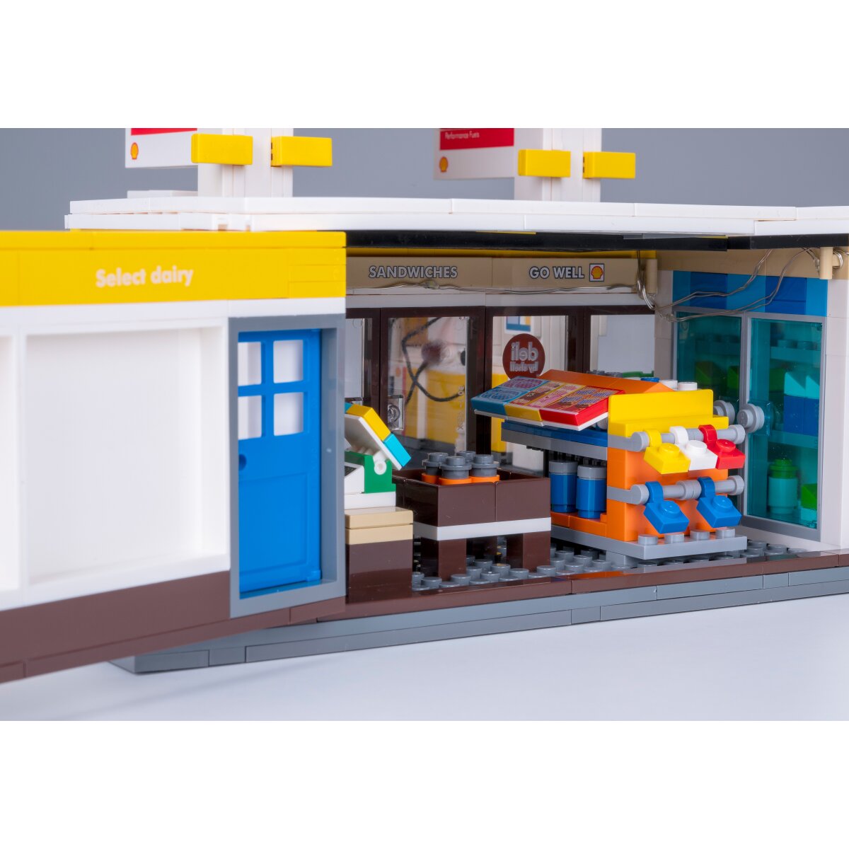 JAMARA CaDA Shell Gas station with shop and car wash Bricks
