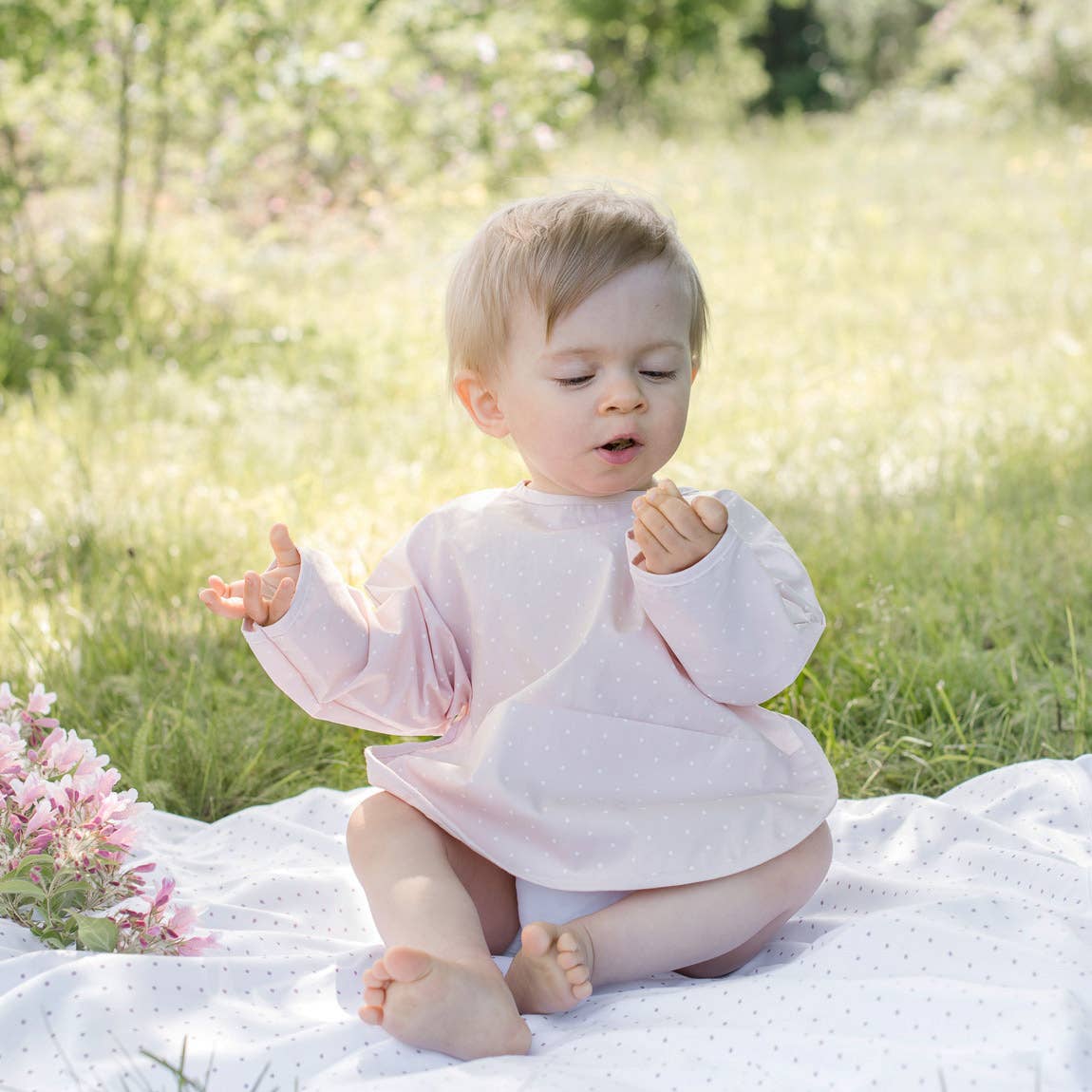 Summerville organic Ekologisk babyhaklapp med ärmar Ljusrosa Dotty