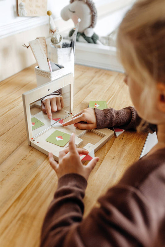 small foot Symmetrispel med spegel ”Utbilda” | lärande spel | trä