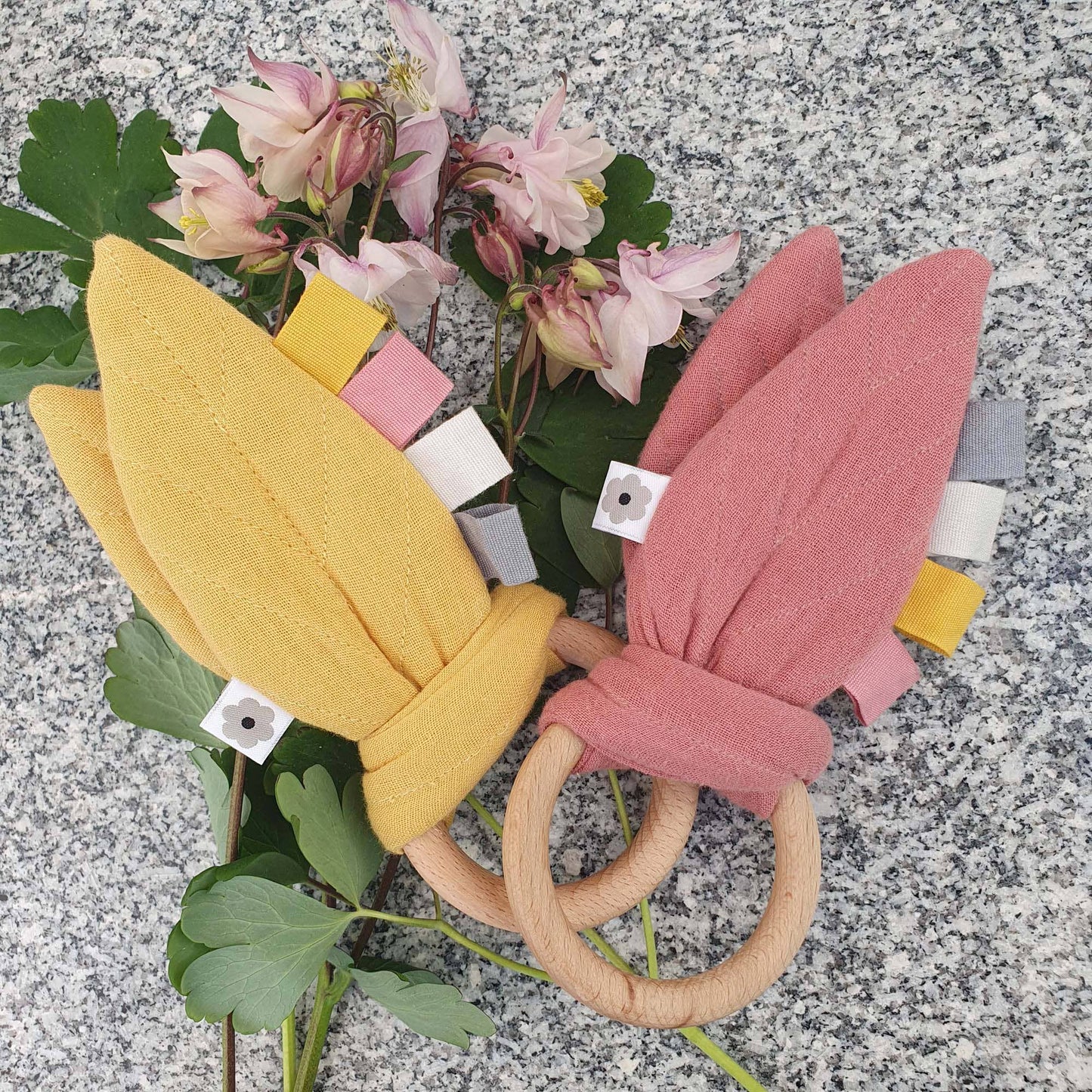 Summerville organic Organiska Crinkle Toy Leaves Ochre