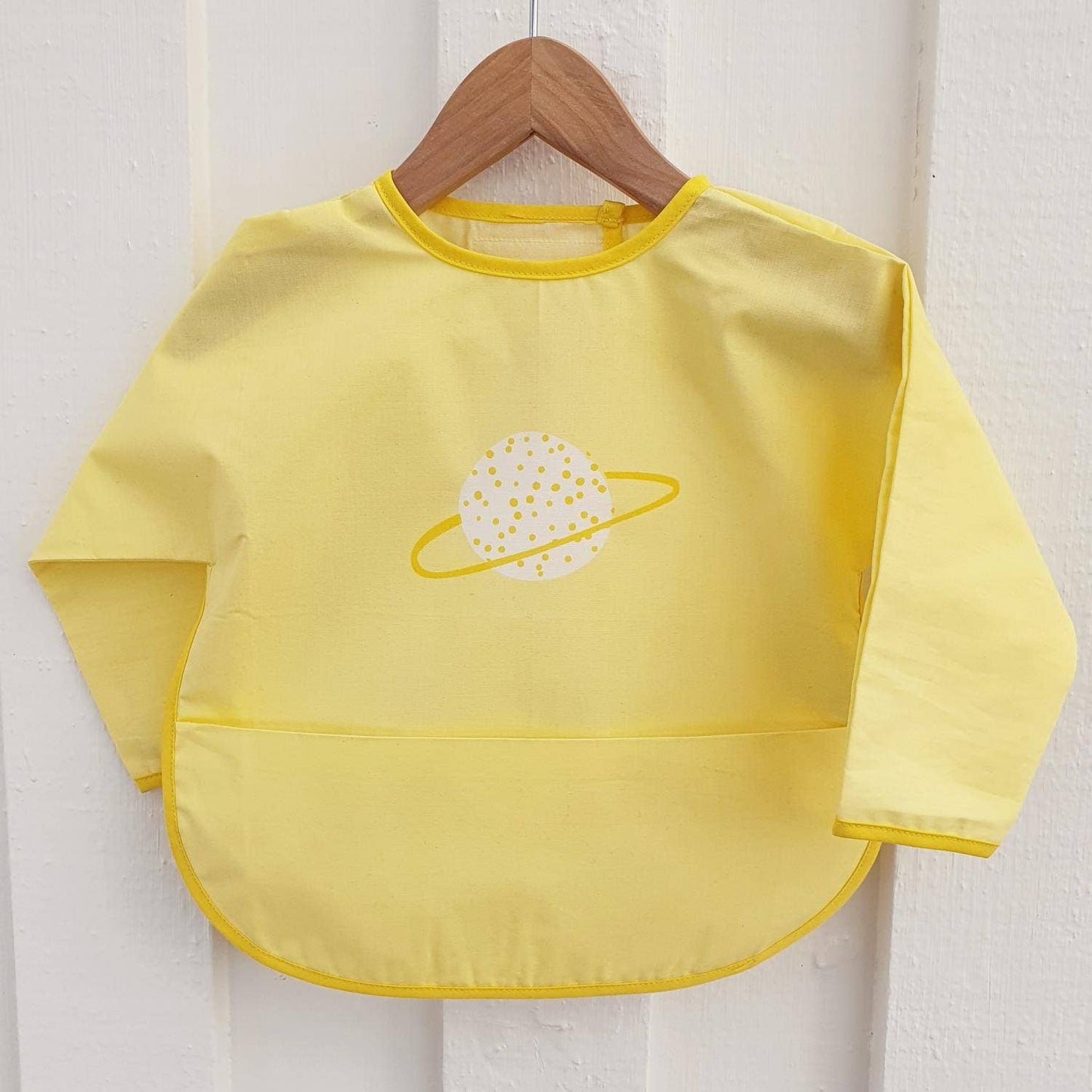 Ekologisk babyhaklapp med ärmar Yellow Planet